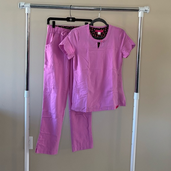 KOI X BETSEY JOHNSON SCRUB SET LIGHT ORCHID XS - Picture 3 of 11